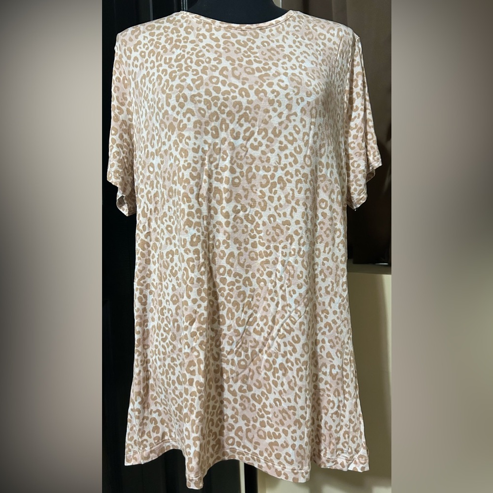 Nine West Tan and white cheetah print tshirt XL